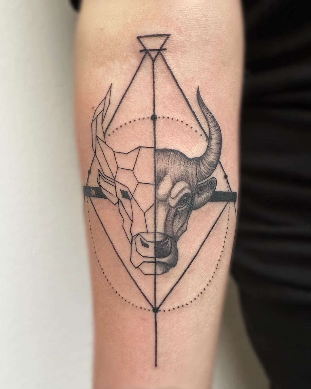 Tatuaje geométrico de toro