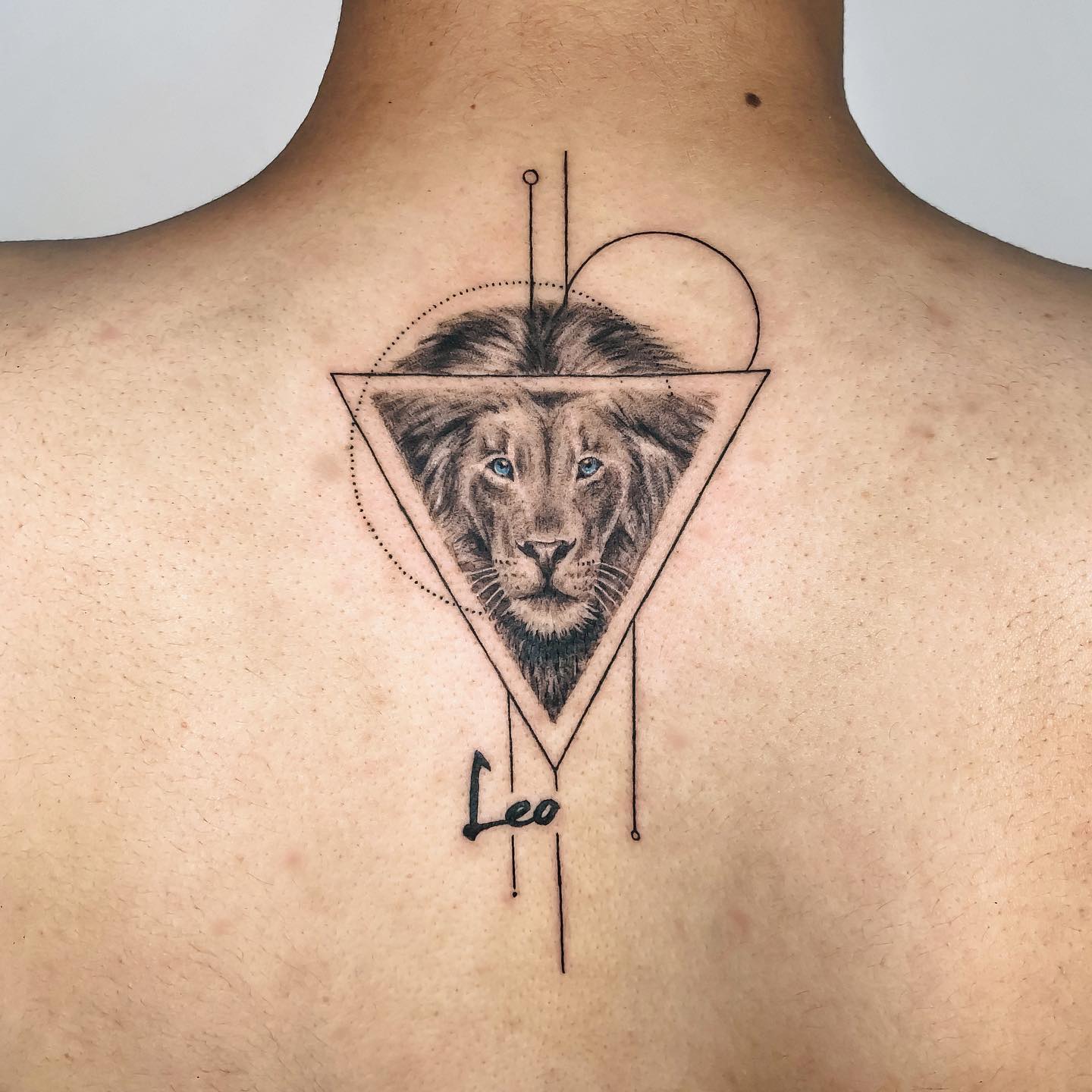Tatuaje geométrico del signo de Leo del Zodiaco