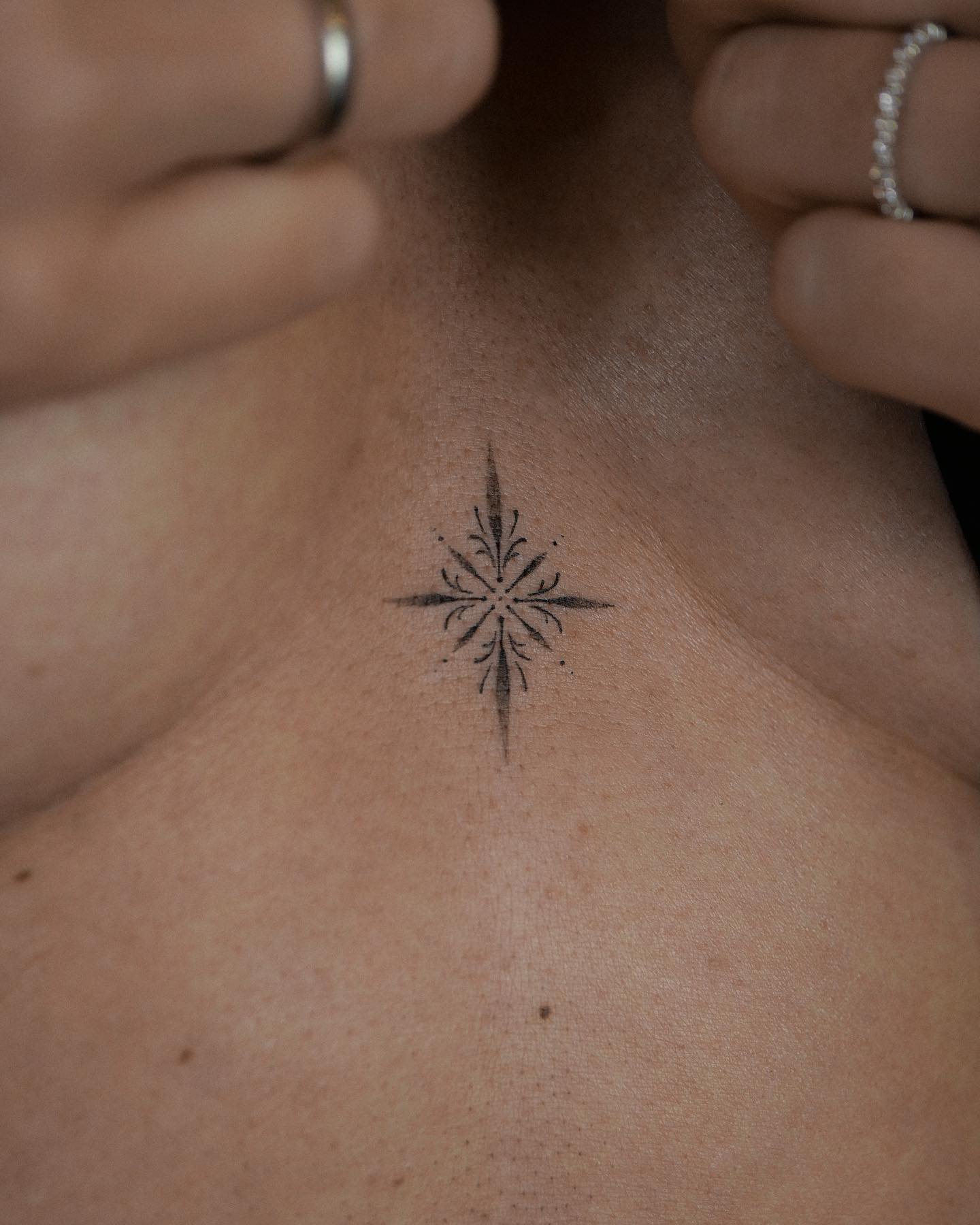 Tatuaje Minimalista Entre los Senos.