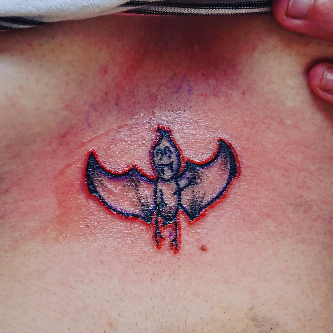 Tatuaje pequeño de murciélago.