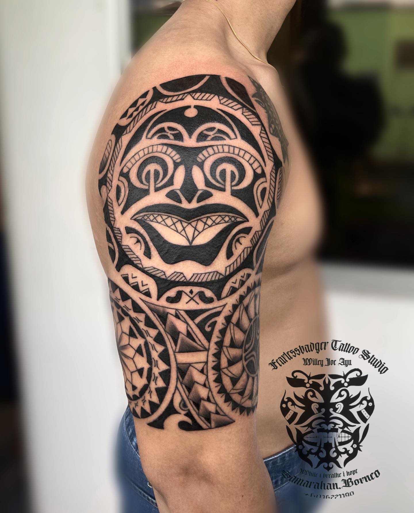 Tatuaje Polinesio de Hombro Grande