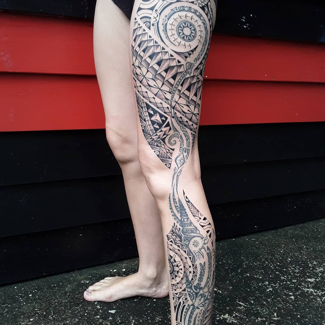 Tatuaje polinesio de pierna grande