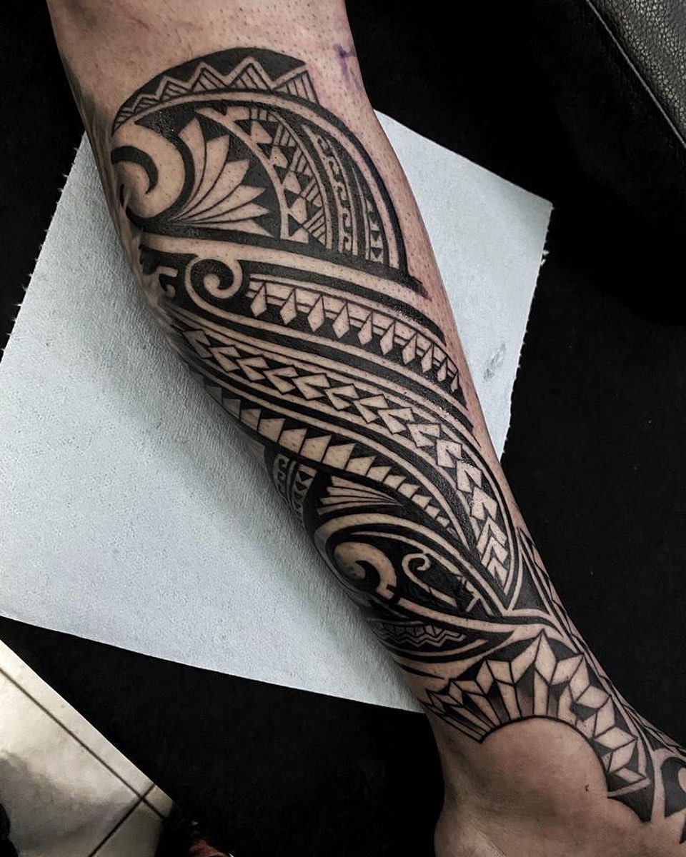 Tatuaje polinesio de tinta negra