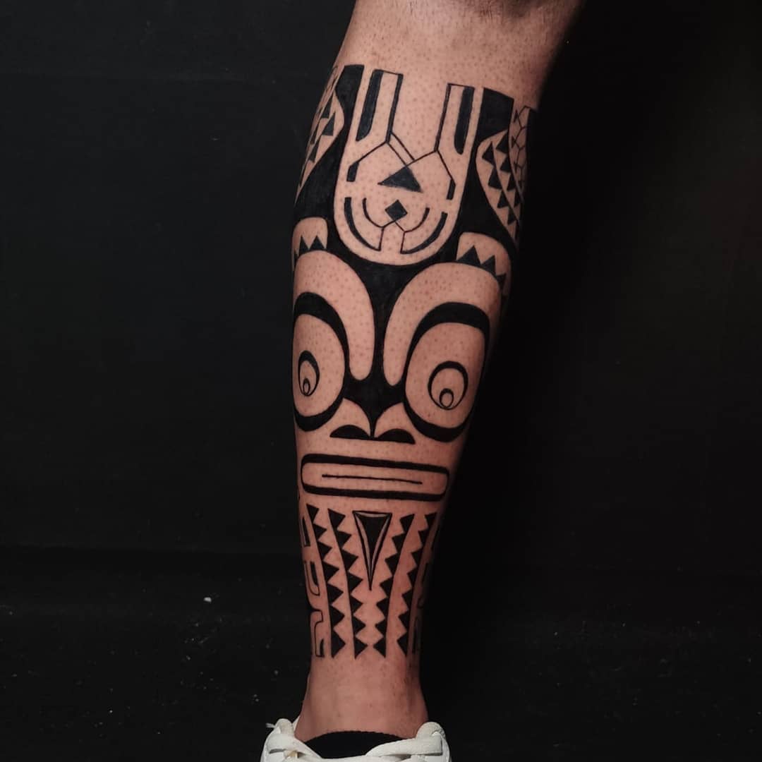 Tatuaje polinesio en la pantorrilla