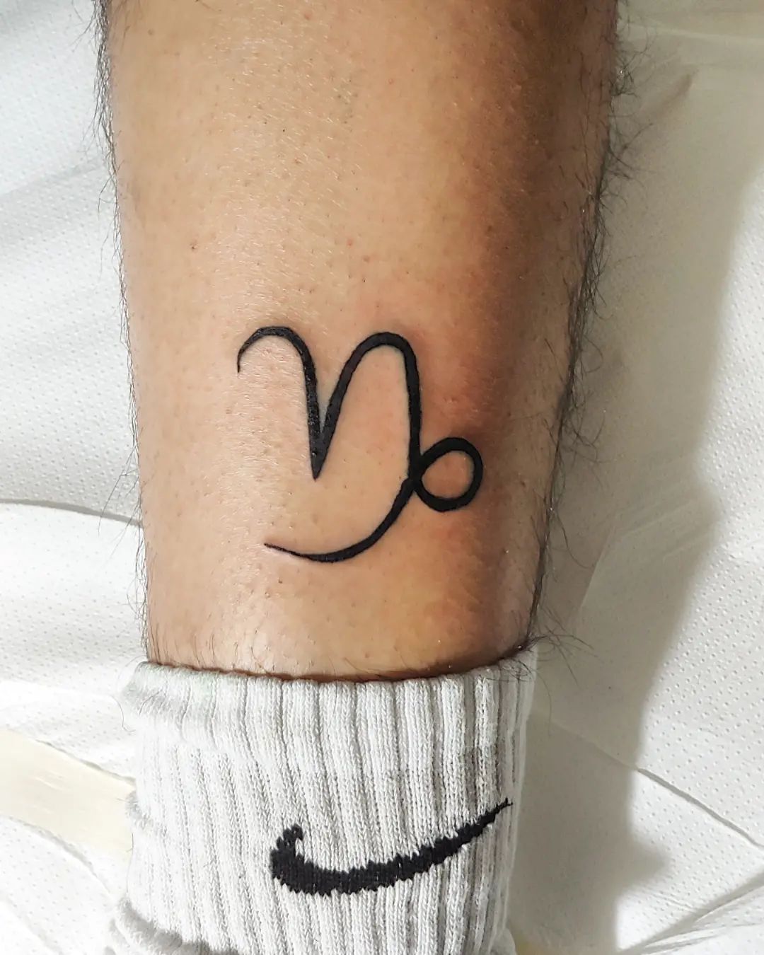 Tatuaje simple del símbolo de Capricornio