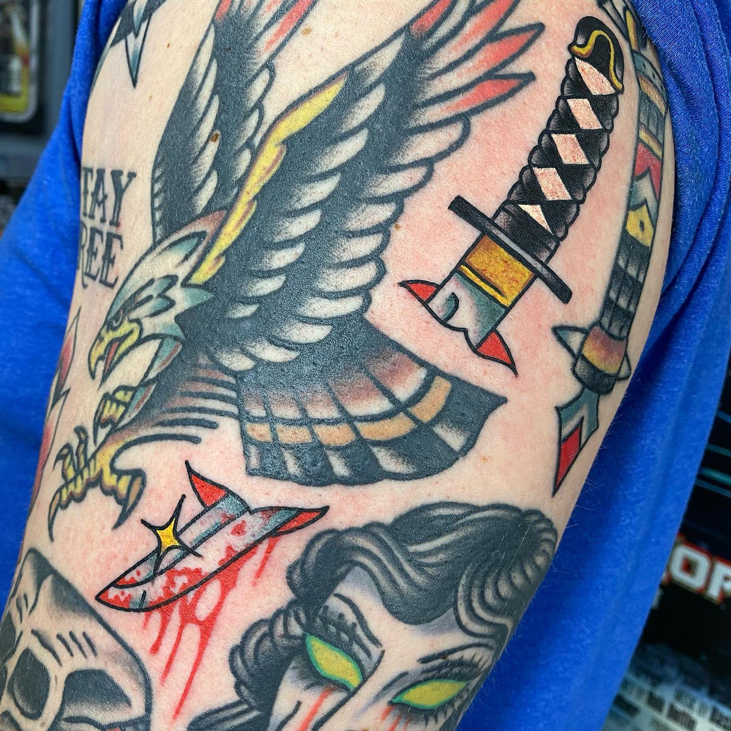 Tatuaje tradicional americano con impresión de águila.