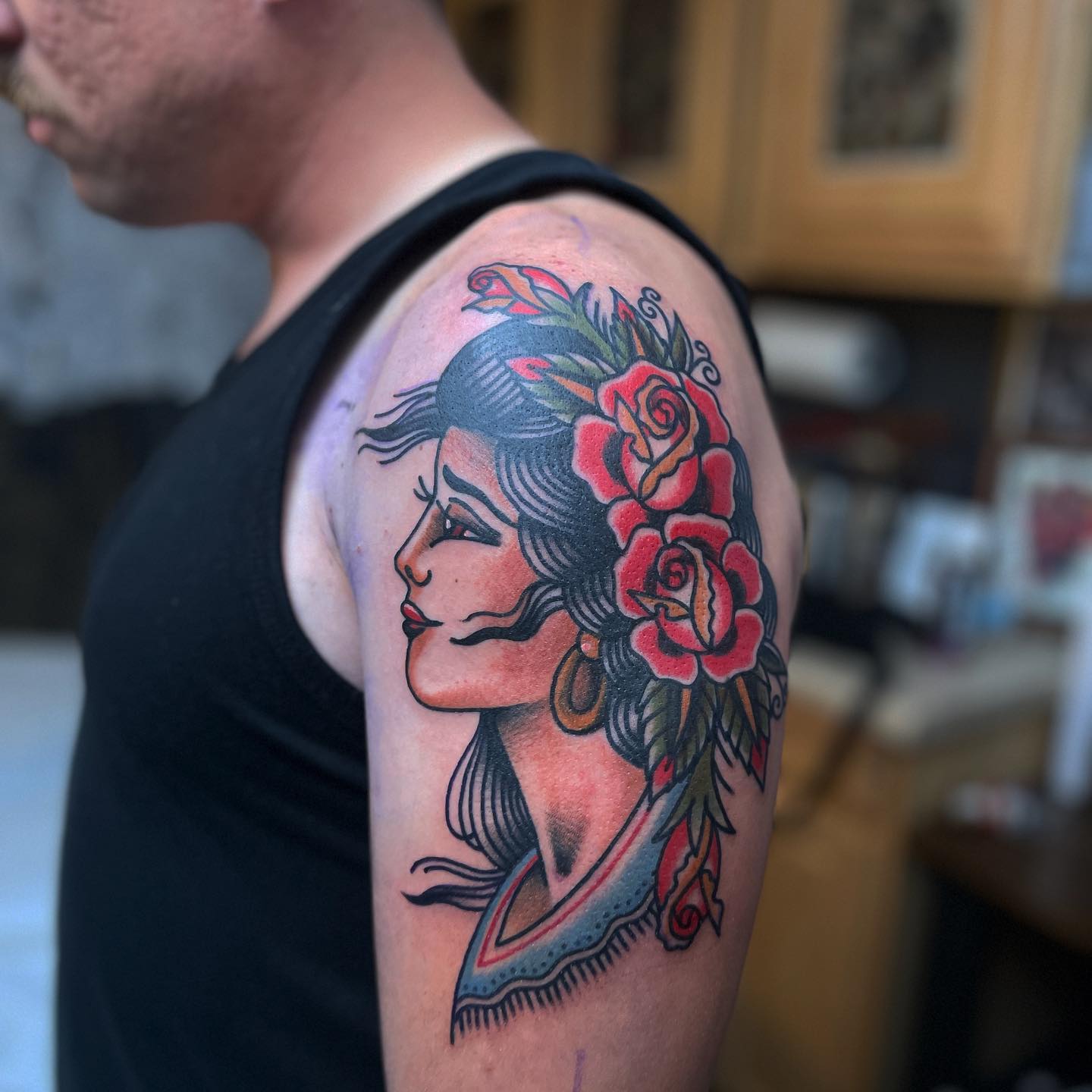 Tatuaje tradicional americano de una chica gitana en el hombro