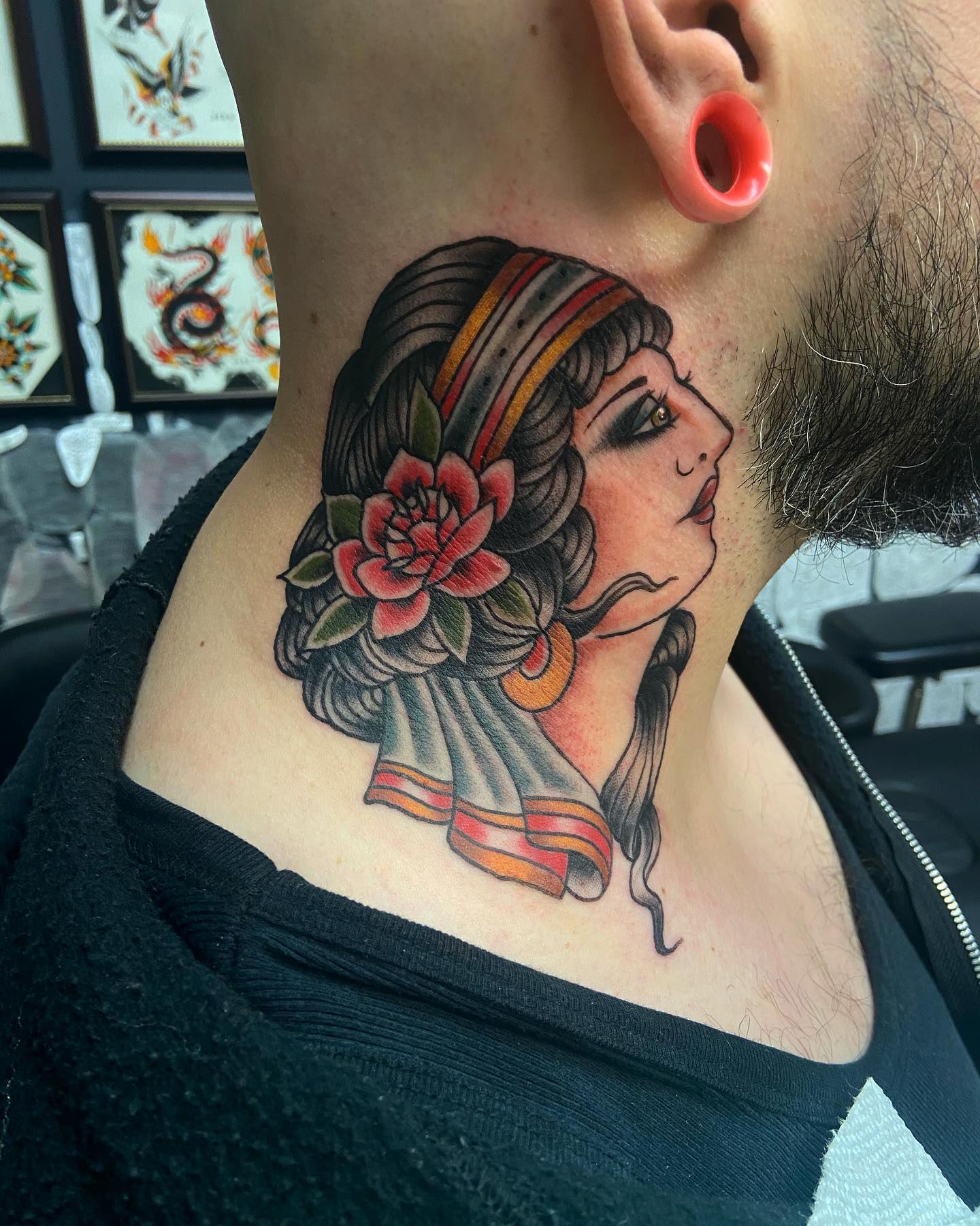 Tatuaje Tradicional Americano en el Cuello