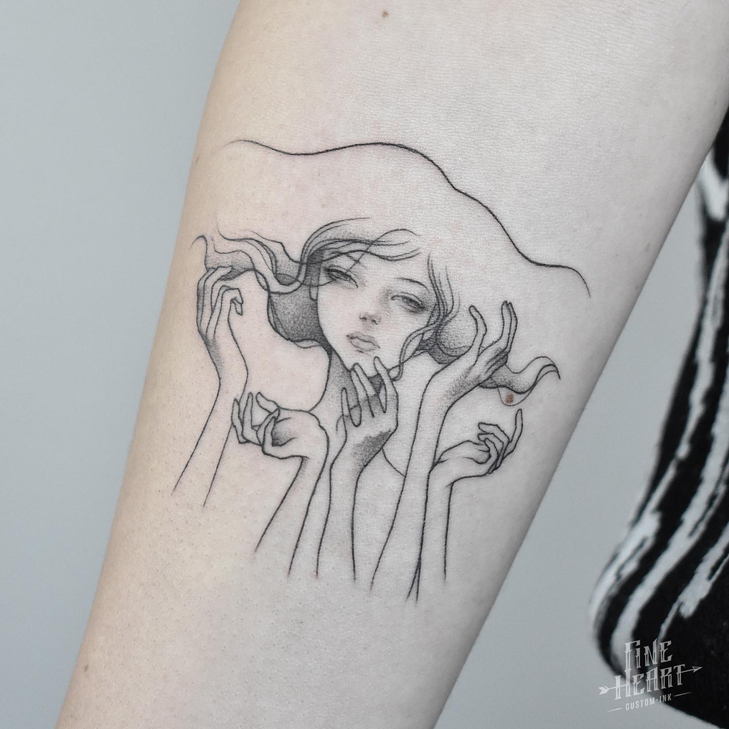 Chica Impresión Tatuaje de Línea Fina