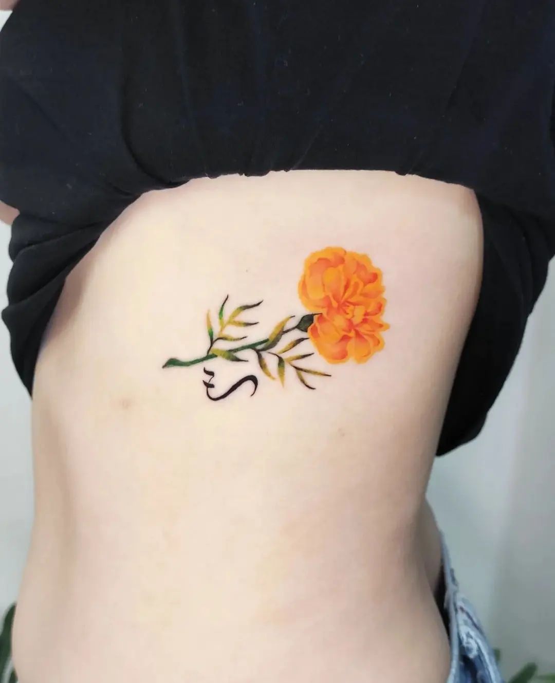 Costilla femenina, Marigold (flor de muerto), tatuaje.