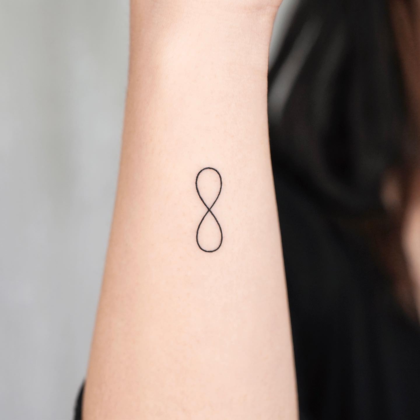 Diseño de tatuaje de infinito pequeño.