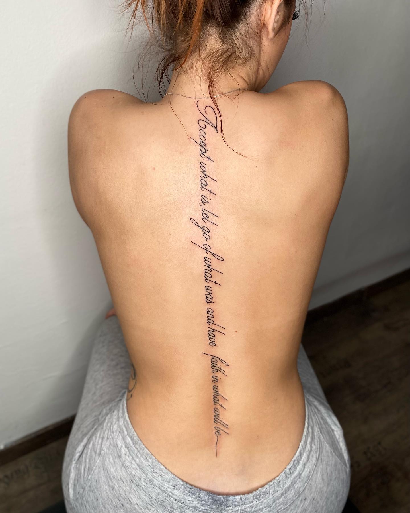 Diseño de tatuaje en la columna vertebral con cita.