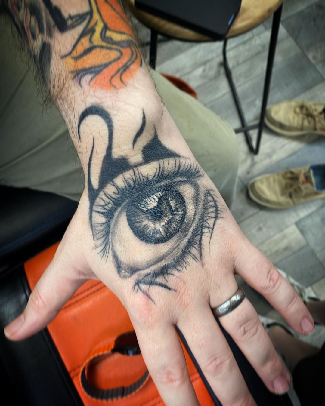 Impresión o estampado ocular Tatuaje de mano para hombres.