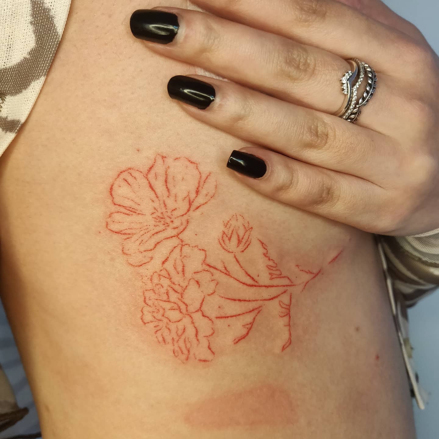 Lado Estómago Flor Cósmica Tatuaje