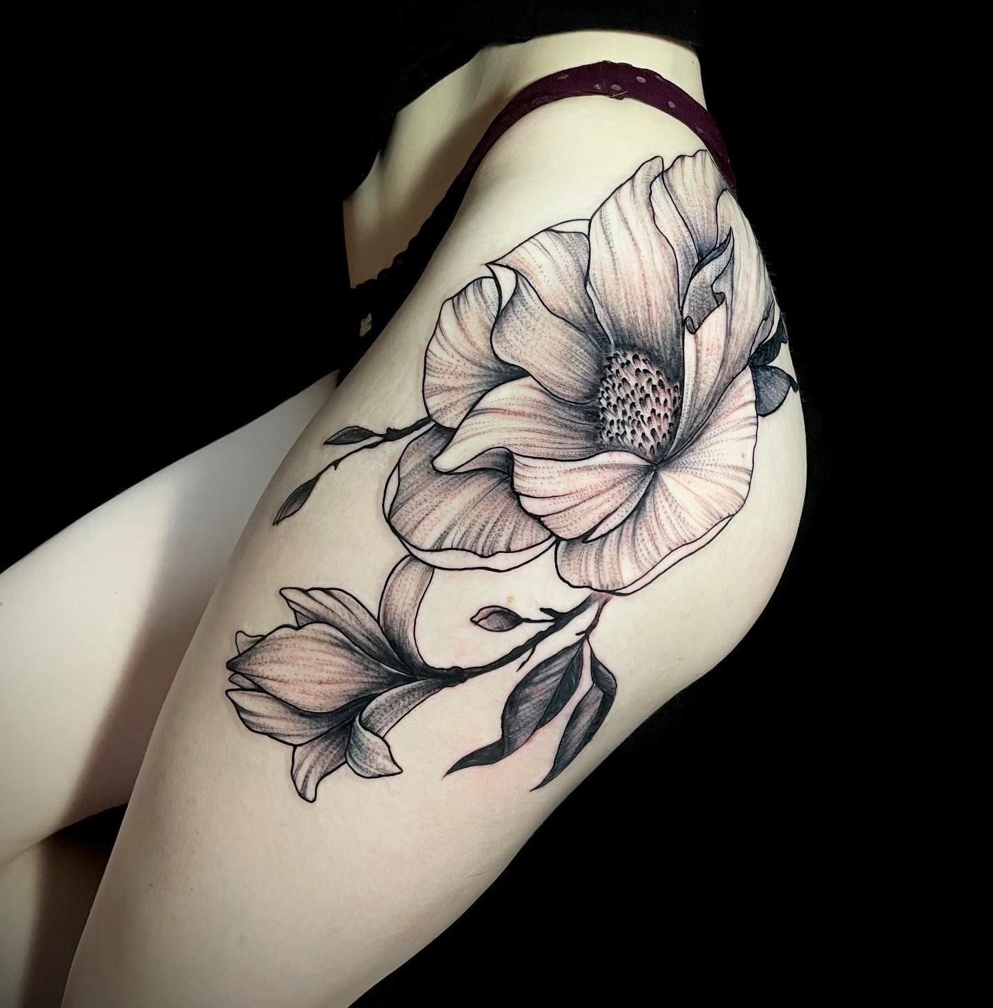 Muslo Flor de Caléndula Tatuaje