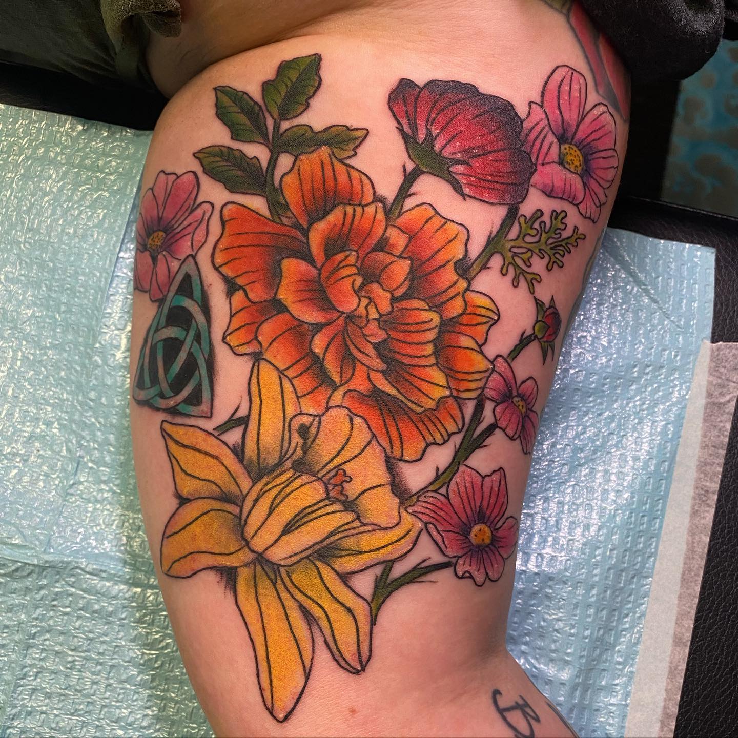 Pierna Floral Tatuaje de Caléndula