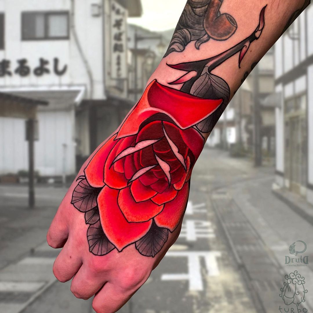 Tatuaje brillante de mano roja para hombres