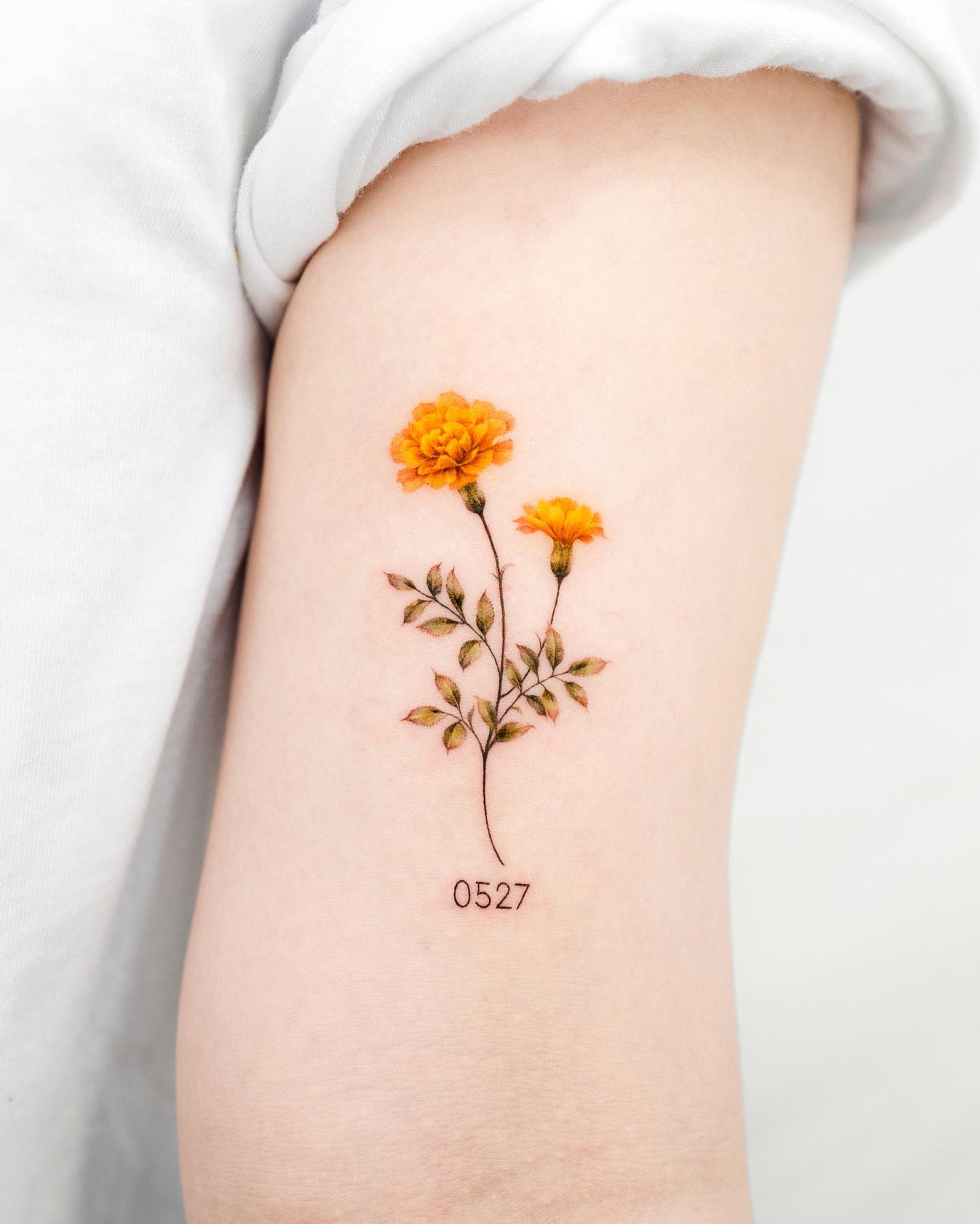 Tatuaje de caléndula minimalista