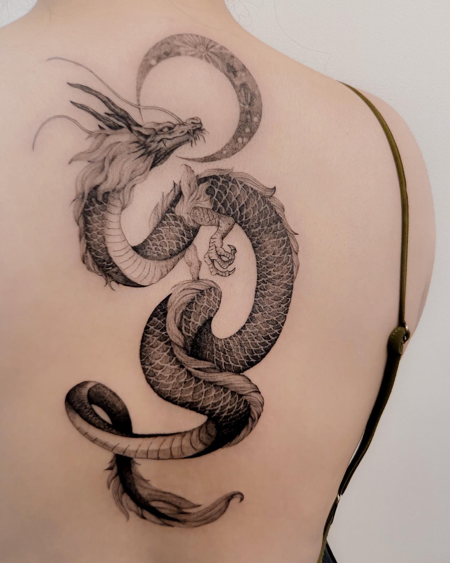 Tatuaje de columna de dragón negro