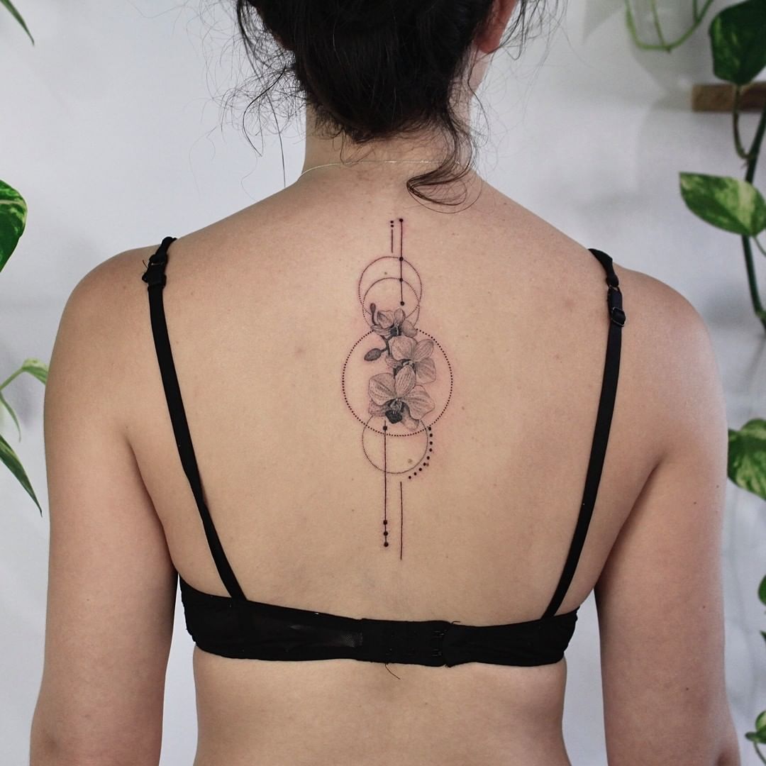 Tatuaje de columna para mujeres