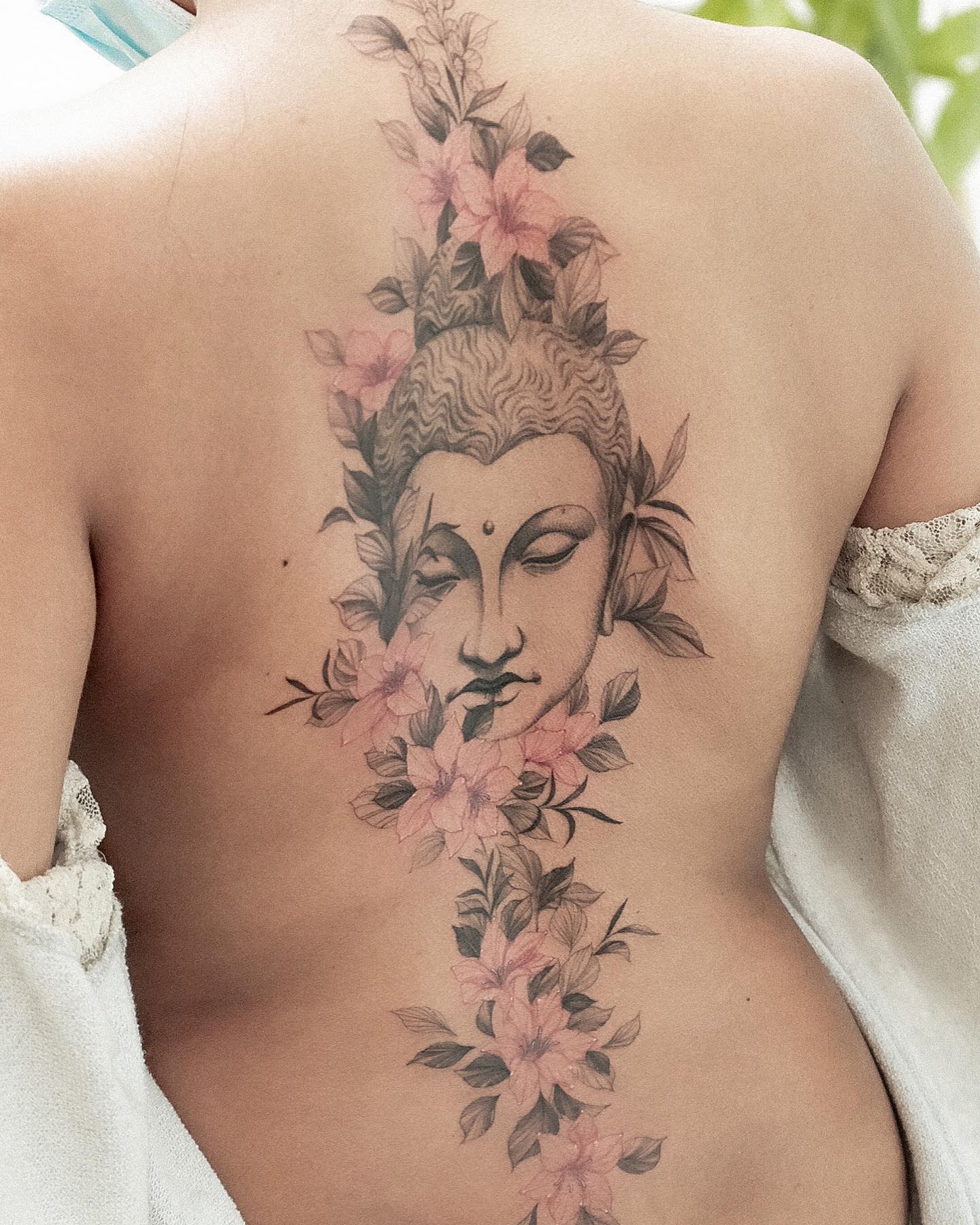 Tatuaje de columna vertebral de Buda