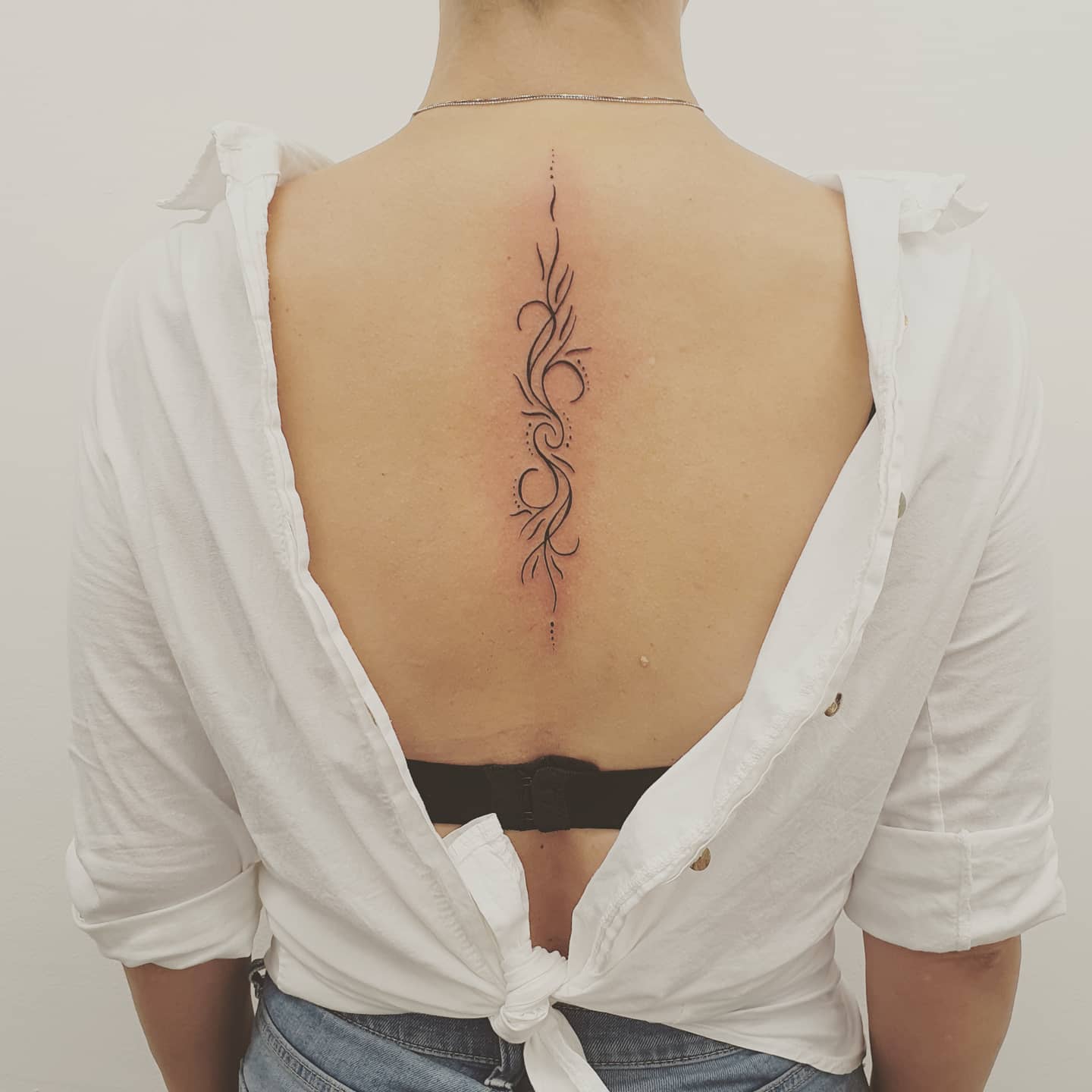 Tatuaje de columna vertebral para mujeres.