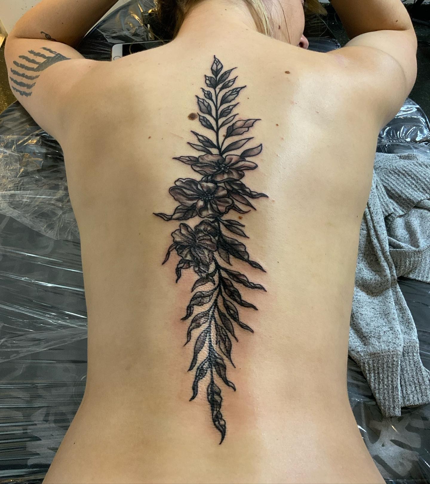 Tatuaje de Espina de Tinta Negra Floral