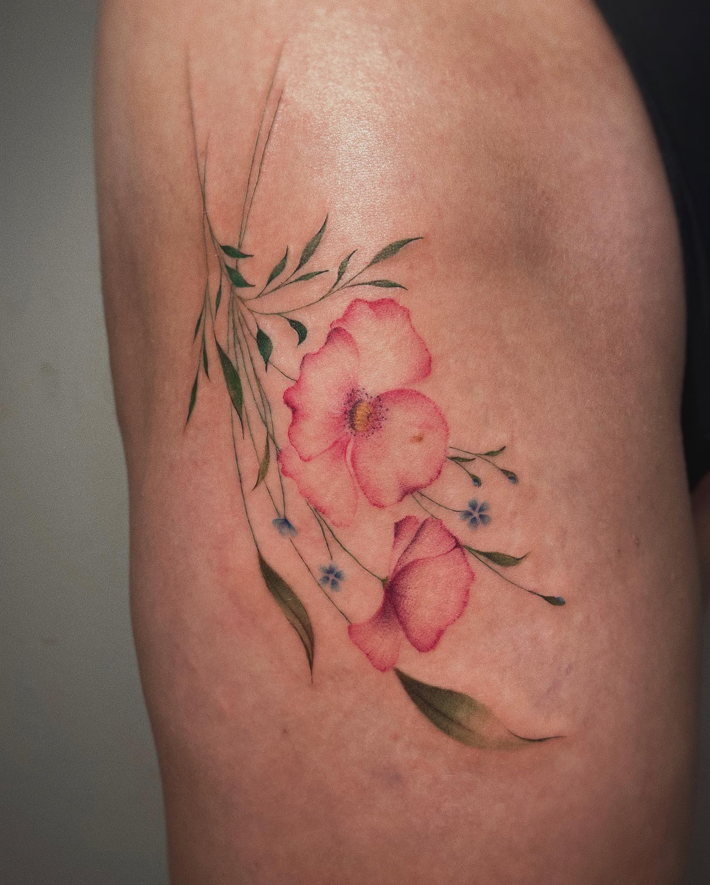 Tatuaje de Flor Cosmos de Color Rosa Claro