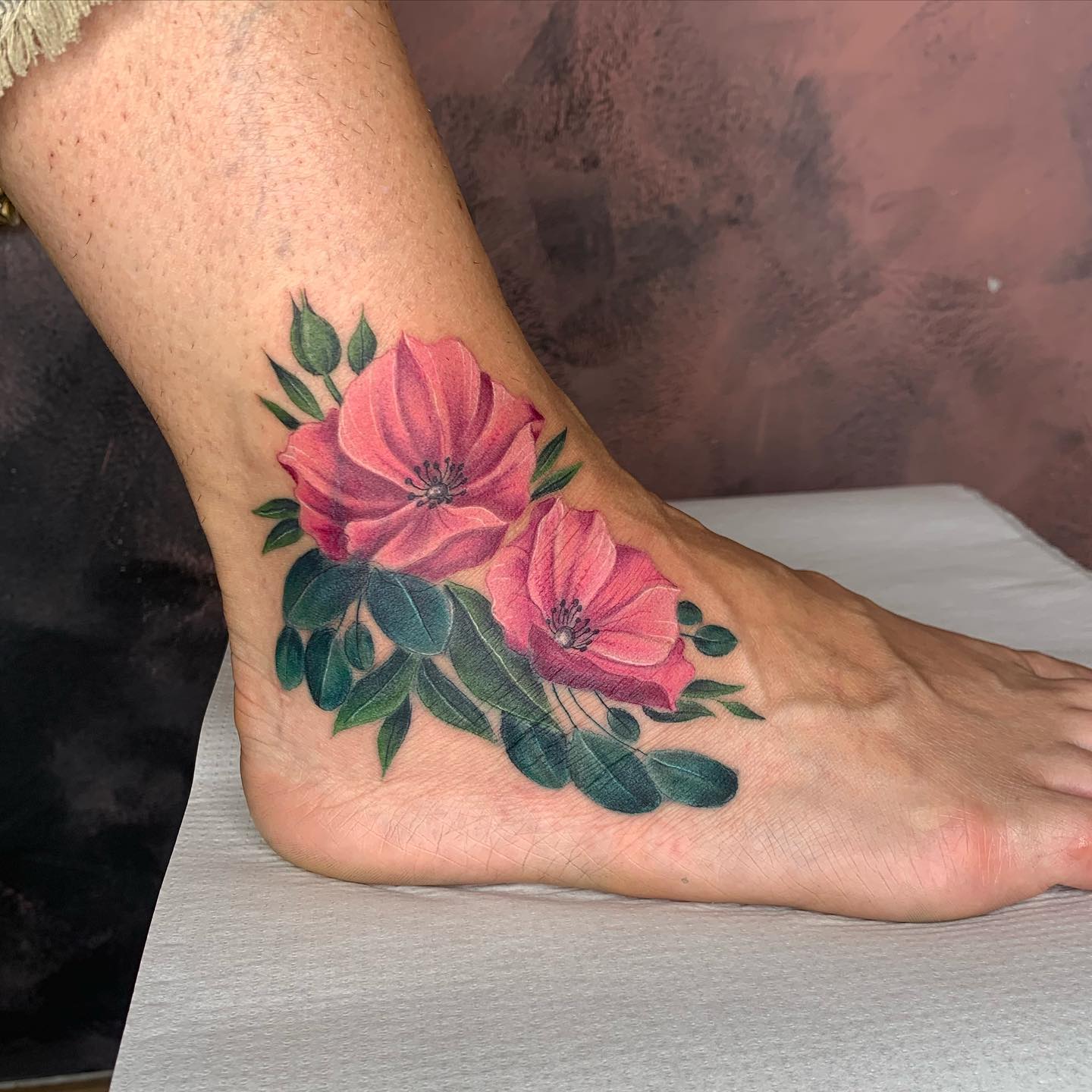 Tatuaje de Flor Cosmos en el Tobillo.