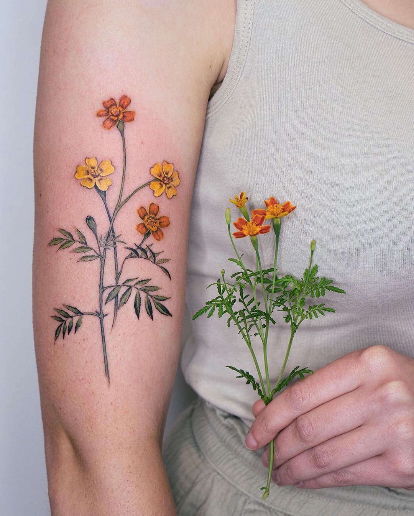 Tatuaje de Flor de Caléndula Anaranjada