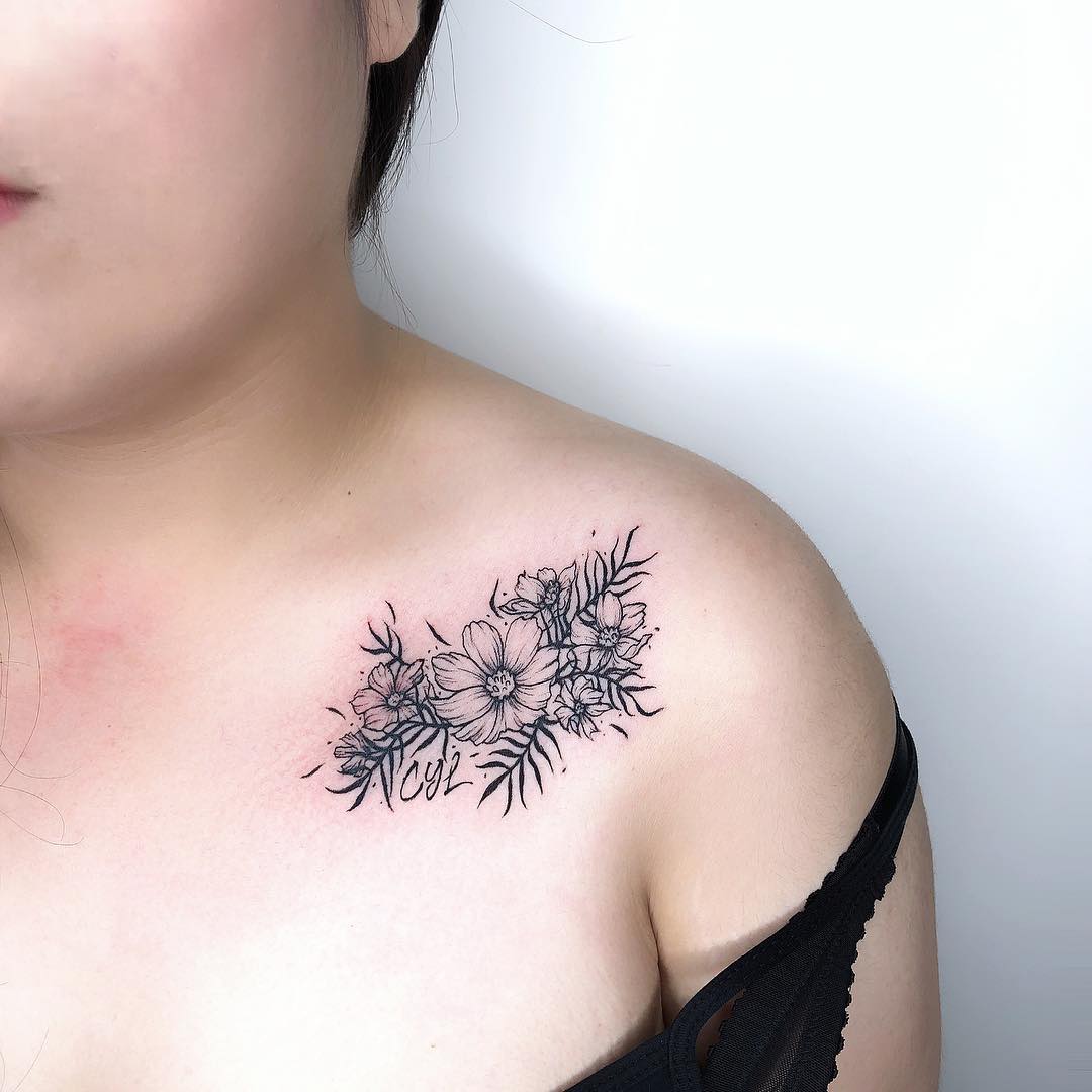 Tatuaje de flor de Cosmos en blanco y negro