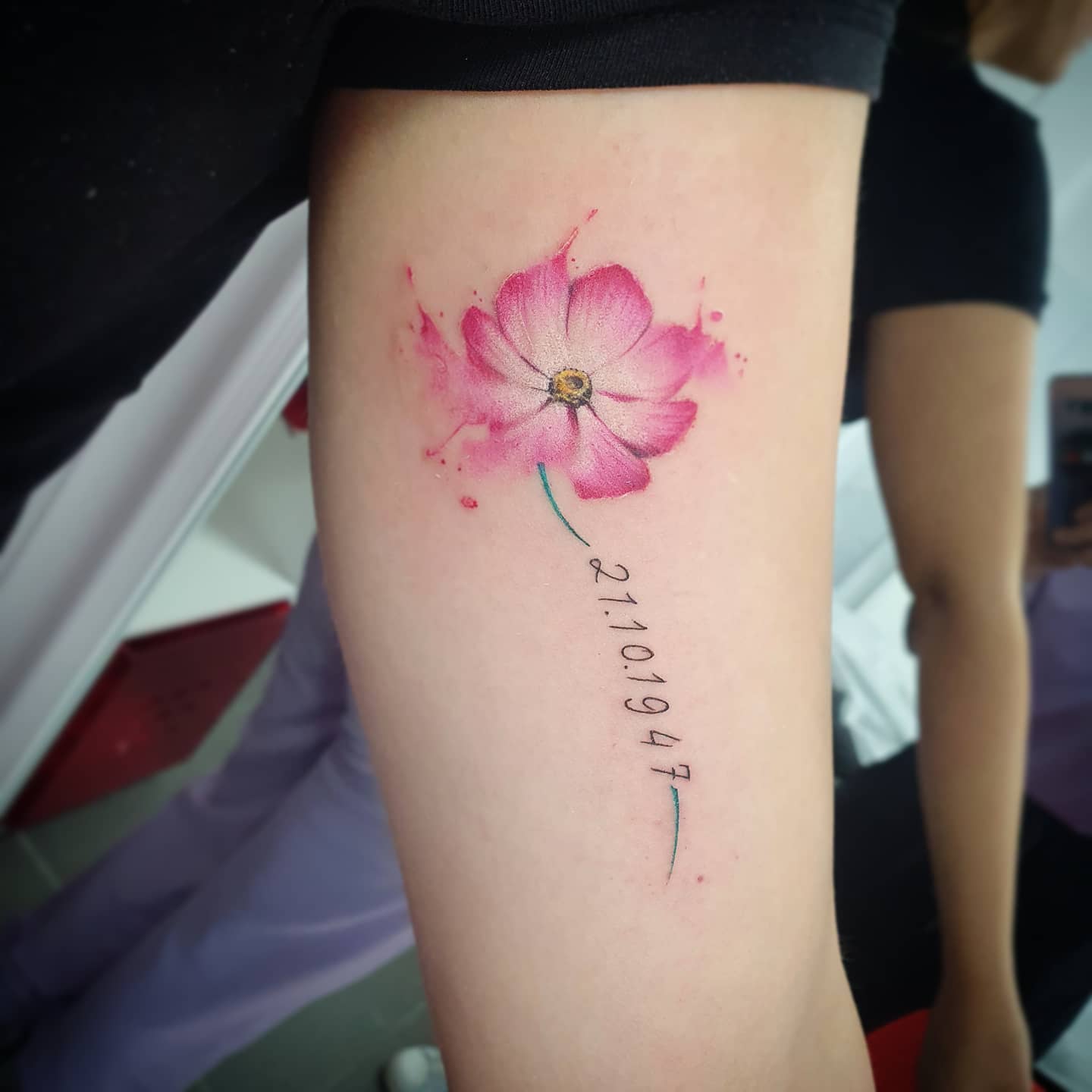 Tatuaje de flor de cosmos rosa