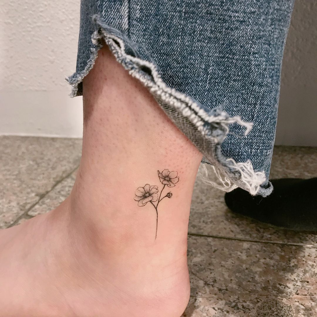 Tatuaje de Flor del Cosmos en el Tobillo