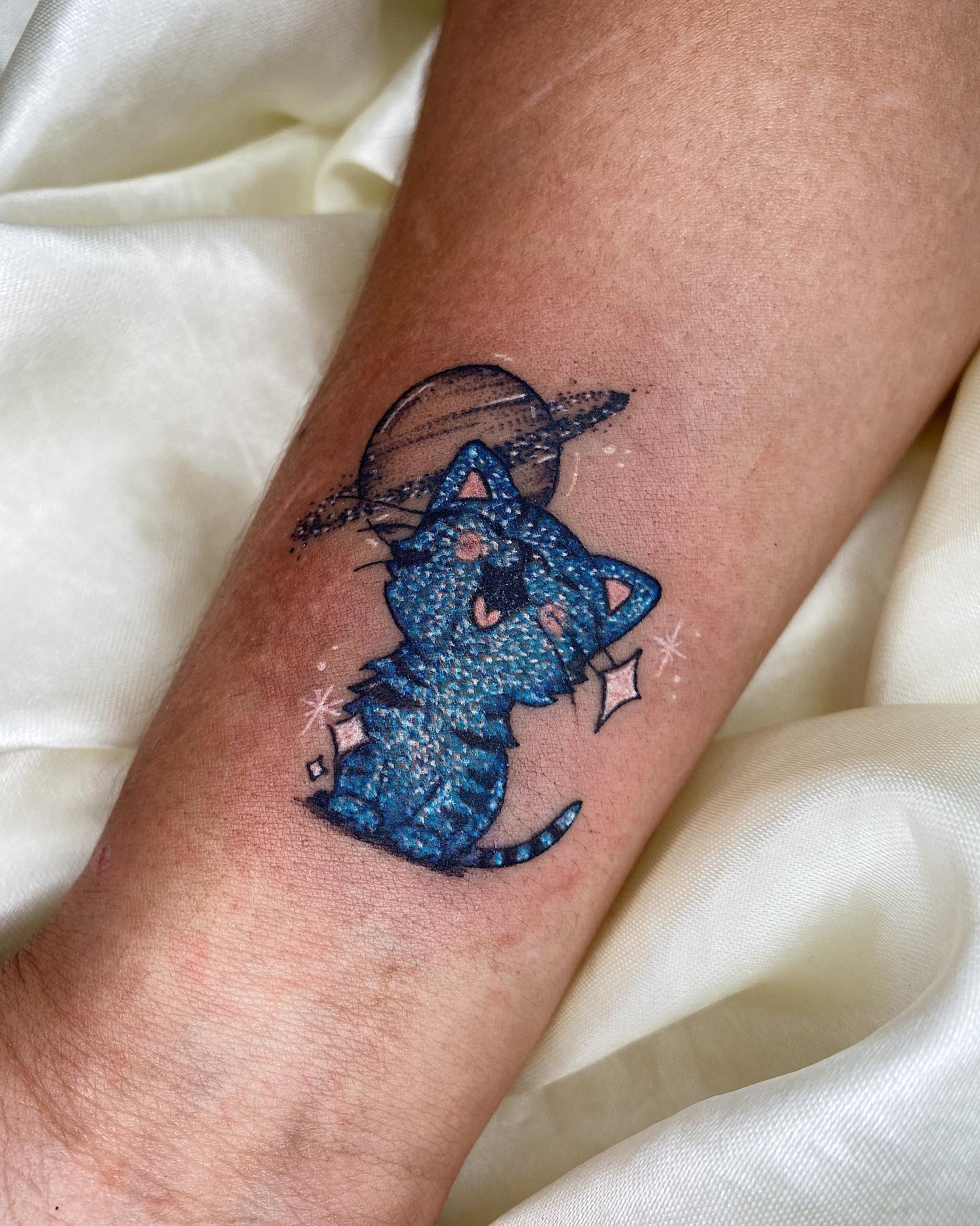 Tatuaje de gato azul con brillo