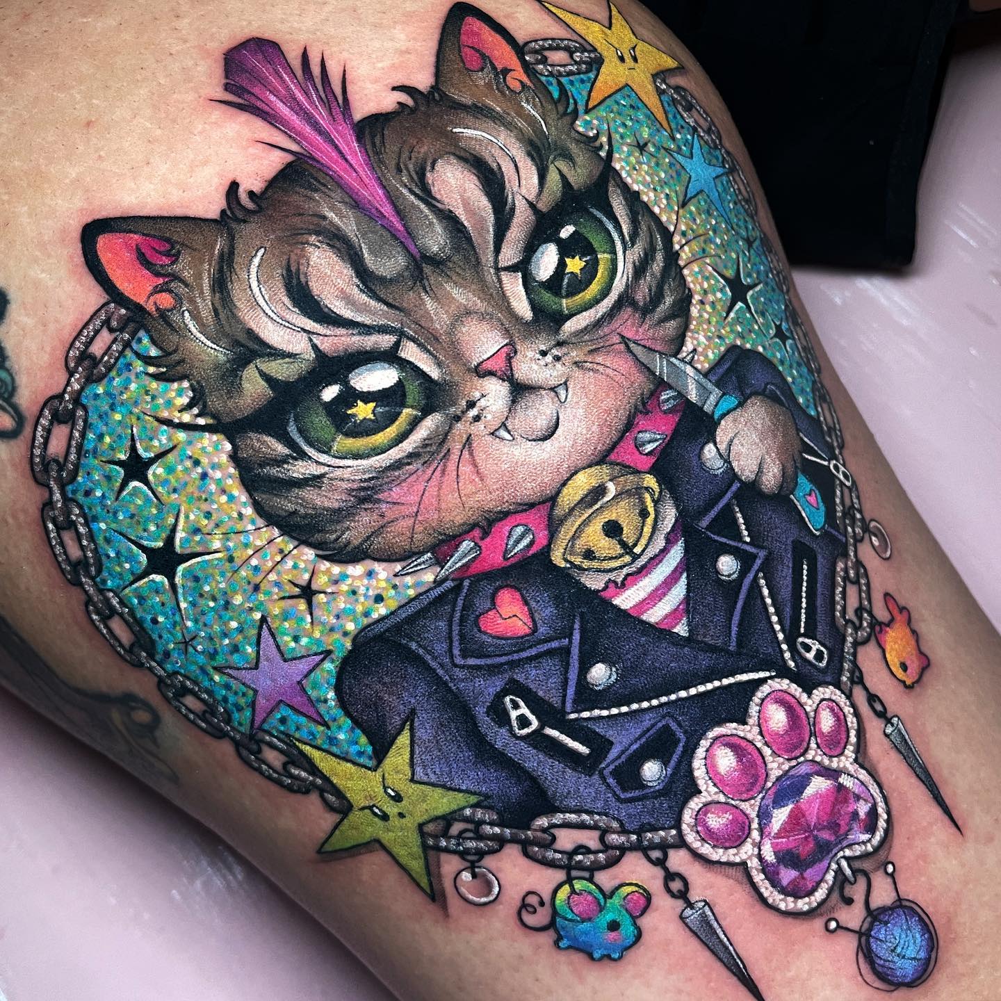 Tatuaje de gato brillante y colorido.
