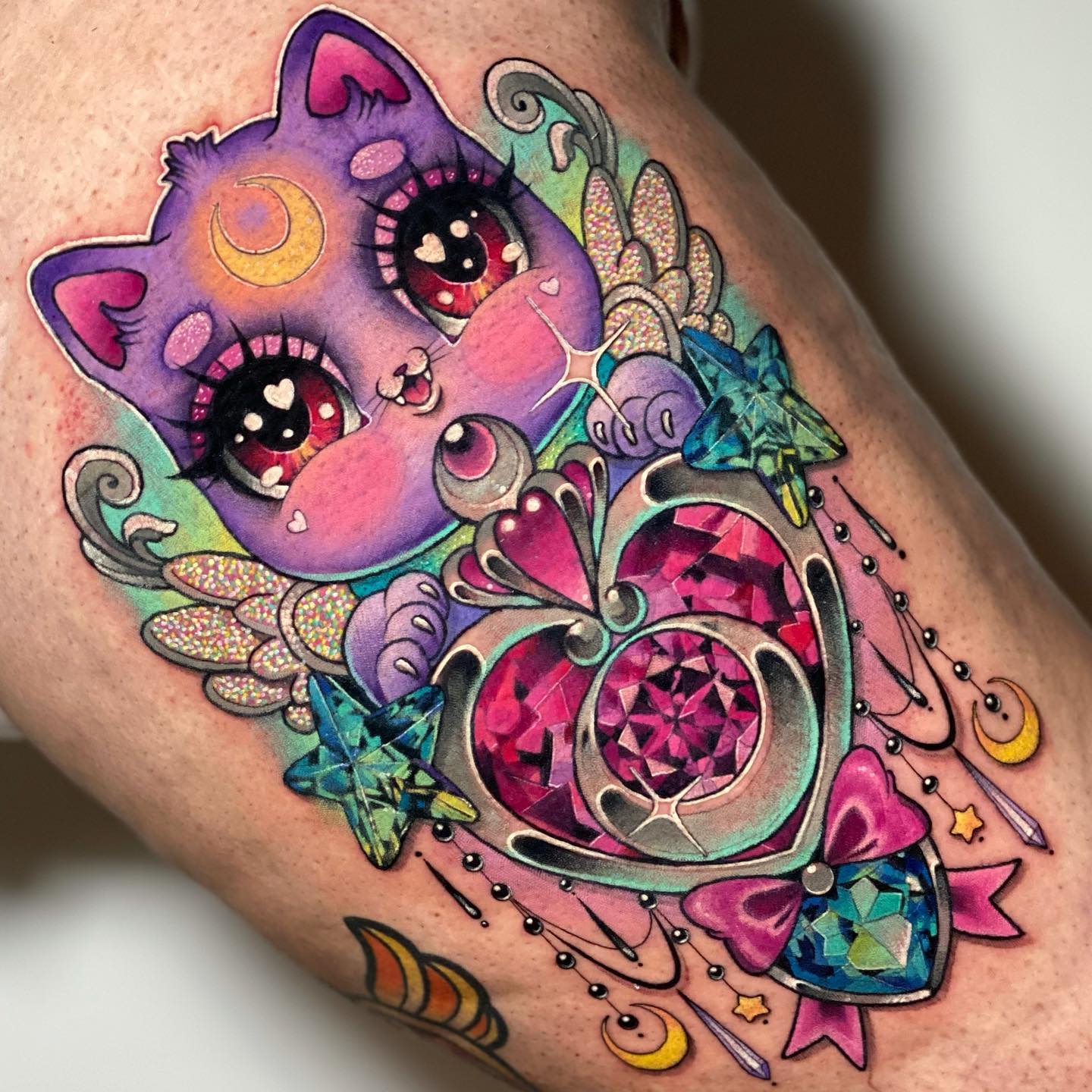 Tatuaje de gato con purpurina colorida