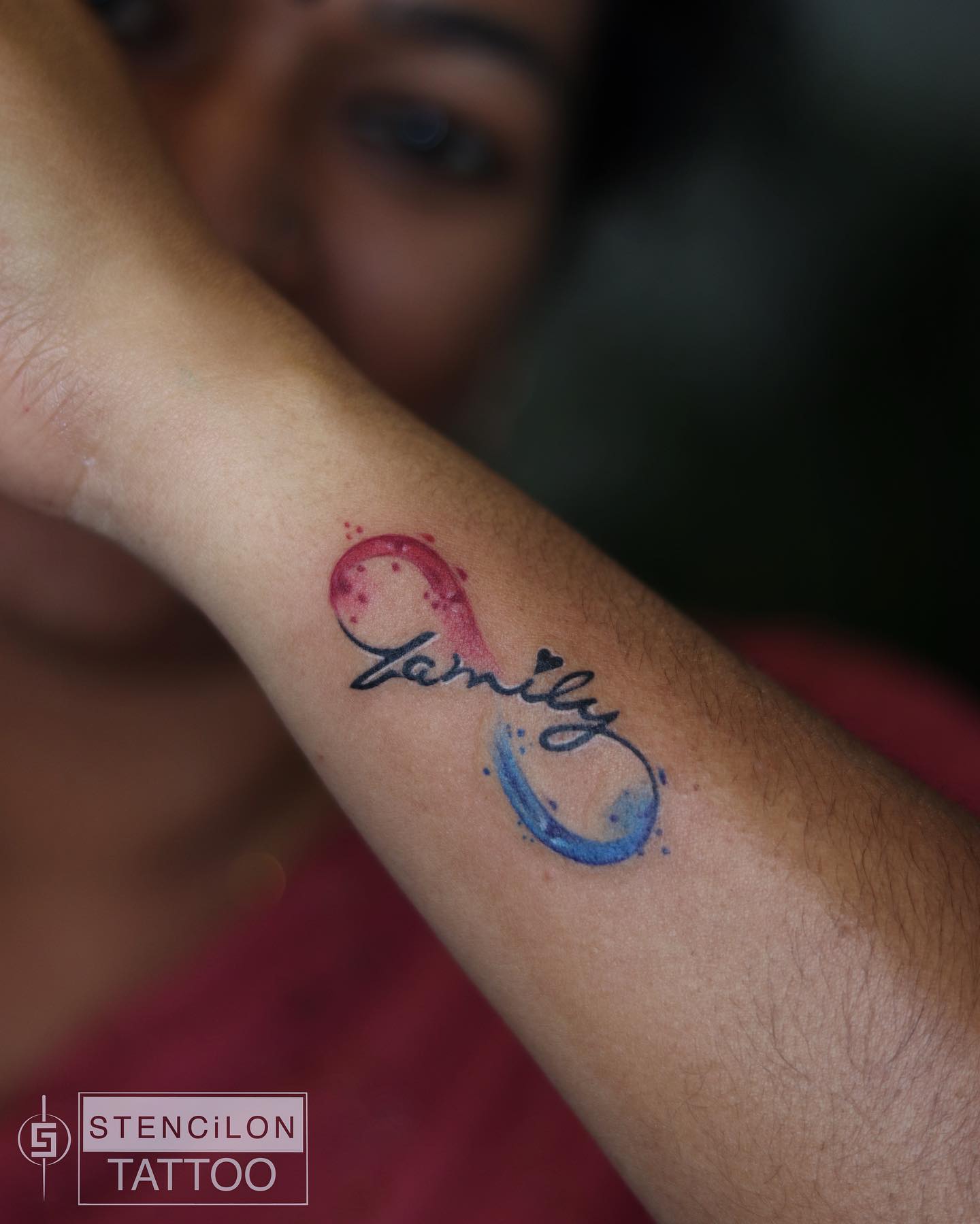 Tatuaje de infinito en azul y rojo