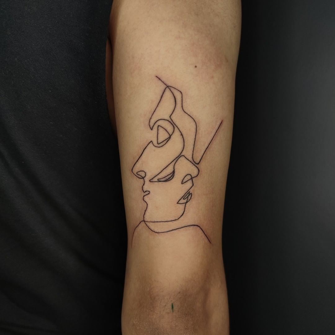 Tatuaje de línea fina abstracto