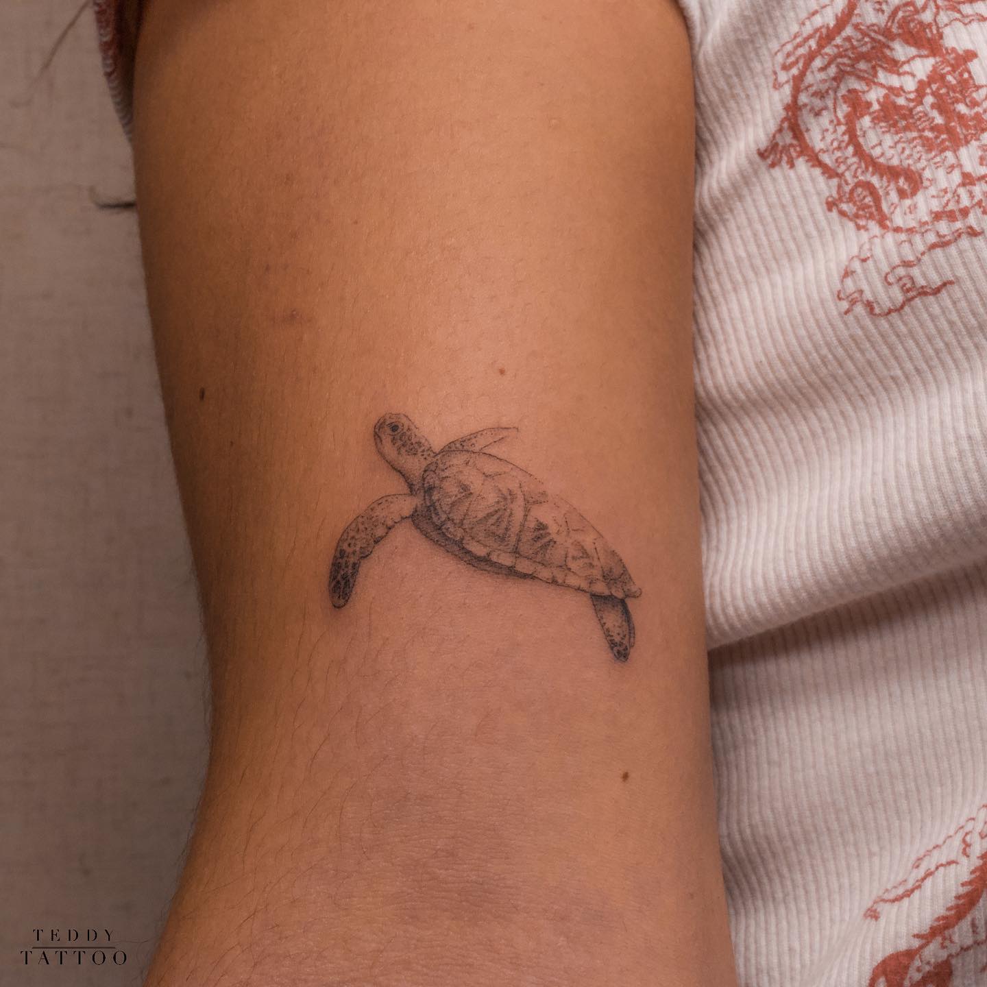 Tatuaje de línea fina de tortuga