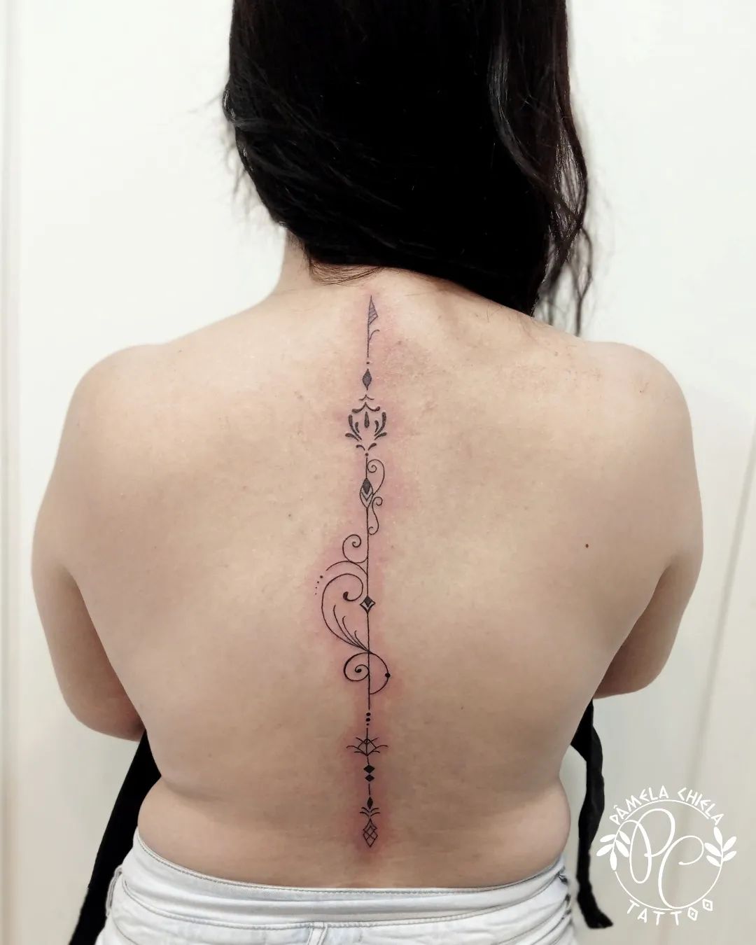 Tatuaje de línea fina en la espalda.
