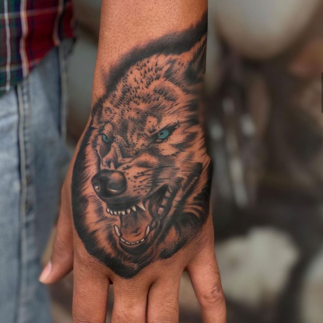 Tatuaje de lobo en la mano para hombres.
