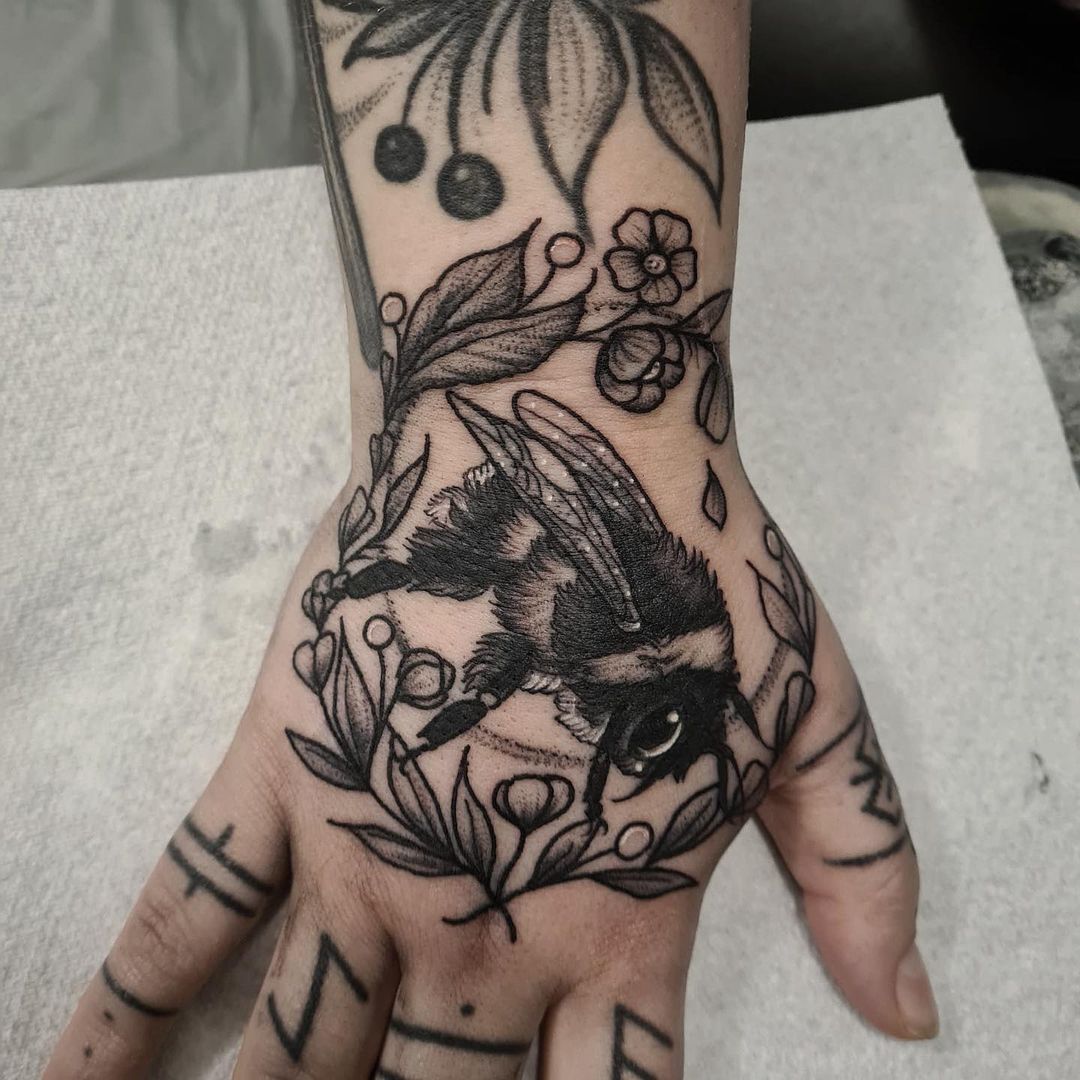 Tatuaje de mano de abeja negra para hombres.