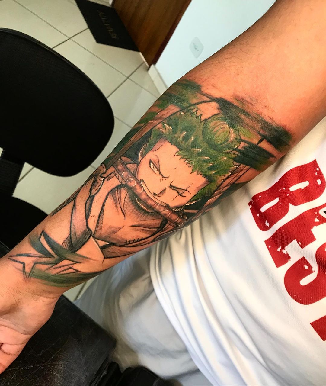 Tatuaje de mano de anime para hombres.