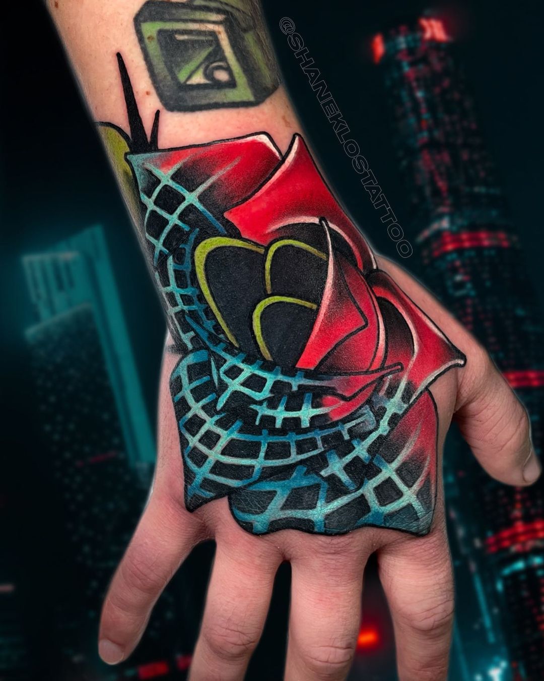 Tatuaje de mano de concepto colorido para hombres