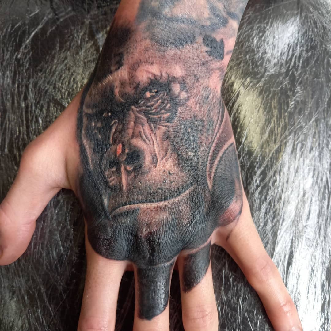 Tatuaje de mano de gorila para hombres