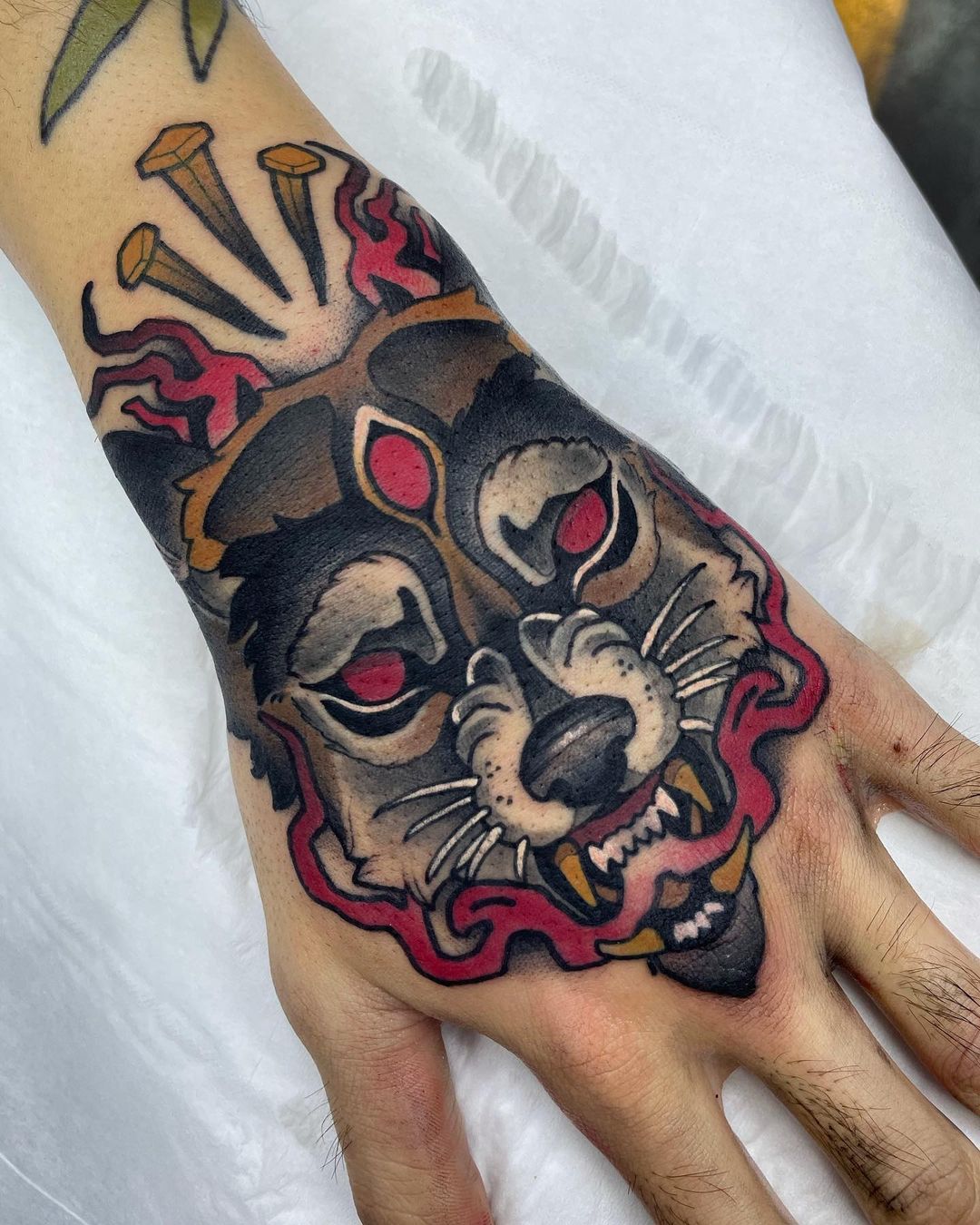 Tatuaje de mano de lobo colorido para hombres