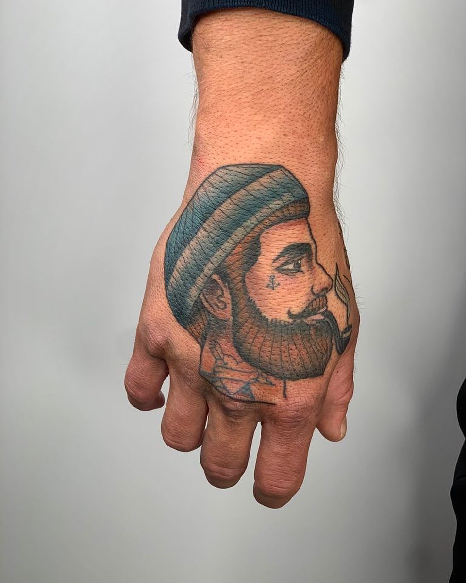 Tatuaje de mano de pescador para hombres.