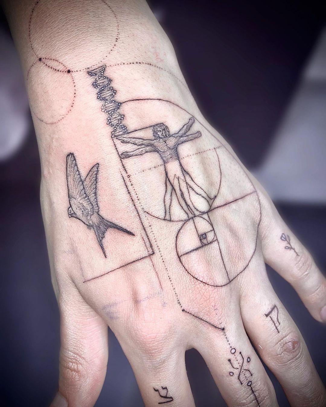Tatuaje de mano geométrico para hombres.