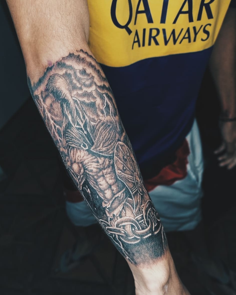 Tatuaje de mano inspirado en Esparta para hombres