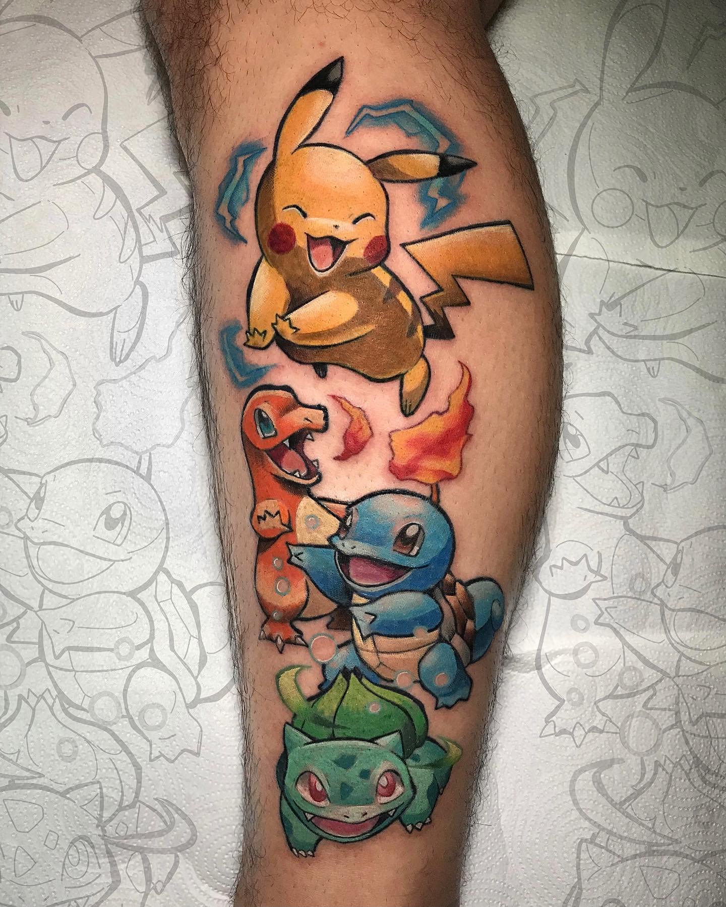 Tatuaje de Pokemon en las pantorrillas